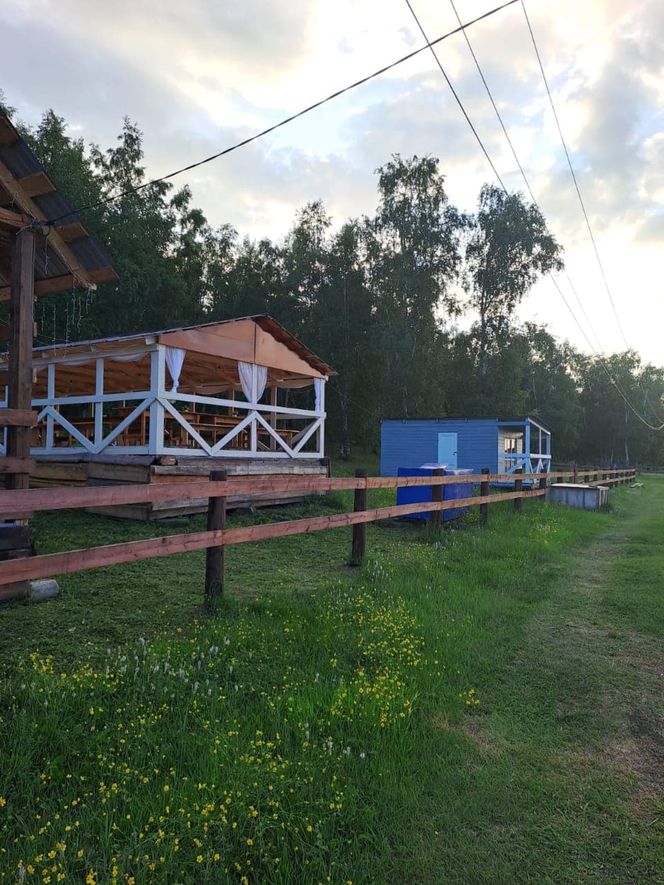 Экодом Покровка: крытая веранда и домики на территории турбазы