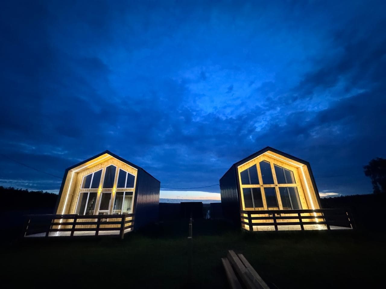 Twin houses amma: домики с вечерней подсветкой
