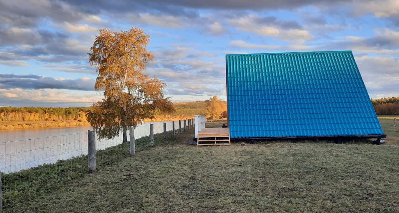 Берег мечты: домик A-Frame у реки Амги